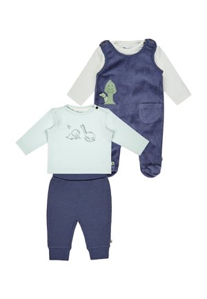 Drei-teiliges Babyoutfit mit einem hellblauen Langarmshirt mit Dinosaurier-Print, marineblauen Cord-Latzhosen mit grünem Dinosaurier-Applikation und marineblauen Hosen.