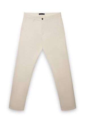Pantalon en coton beige à coupe droite, doté d'une fermeture à boutons, de poches latérales et de détails de couture subtils le long des coutures.