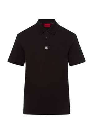 Sort kortærmet polo med to knapper og et lille hvidt "HUGO" logo på frontknapstolpen under kraven.