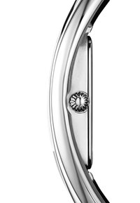 Portachiavi in metallo argento con un design liscio e curvato. I dettagli notevoli includono una vite decorativa e una finitura lucida.