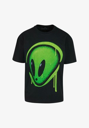 Crna pamučna majica s velikom grafikom zelene vanzemaljske glave sa kapljicama i crnim akcentima na očima. Kratke rukave i okrugli izrez.