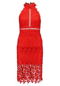 Robe midi sans manches rouge avec un motif floral en dentelle, col haut, détails en maille transparente verticaux et horizontaux au niveau du corsage, et ourlet de jupe semi-transparent.