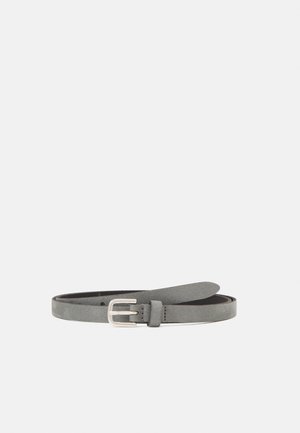 Grijze suède leren riem met een kleine zilveren gesp, plat gelegd op een lichte achtergrond.
