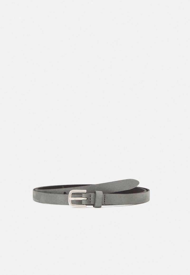 Ceinture en cuir suédé gris avec une petite boucle argentée, posée à plat sur un fond clair.