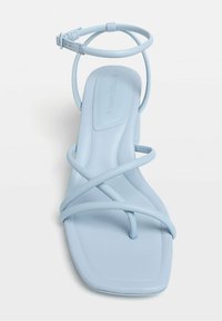 Stradivarius Sandaalit nilkkaremmillä - blue