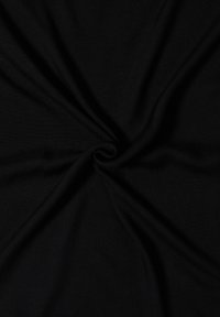 Tissu noir torsadé en forme de spirale, montrant une texture lisse et des plis doux irradiant du centre.