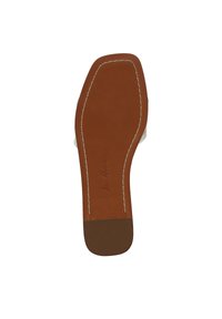 Suola di scarpa in pelle marrone con una finitura liscia, dettagli cuciti e un accento beige chiaro sul tallone. Design pulito e minimal.