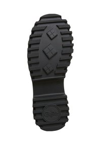 Suela de zapato de goma negra con surcos profundos, tres patrones en forma de diamante y el logo "Buffalo" grabado cerca del talón.