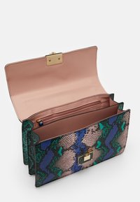 Torebka w wielokolorowy wzór wężowy w odcieniach zieleni, niebieskiego i beżu; złote zapięcie na zatrzask; wnętrze zawiera przegrody i kieszeń na zamek.