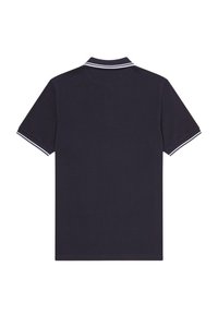 Polo de color navy con un diseño liso, mangas cortas y detalles en blanco en el cuello y las mangas. Material suave y texturizado.