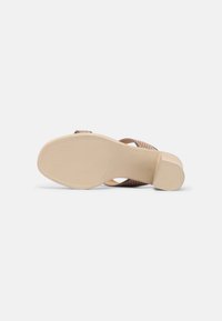 Mis Pepas Pantofle na podpatku - beige