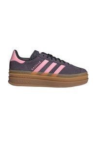 Αθλητικά παπούτσια Adidas Gazelle σε σκούρο γκρι σουέντ με ροζ τρεις ρίγες και λεπτομέρειες. Διαθέτουν χοντρή σόλα από καουτσούκ και υφασμένη λεπτομέρεια στη φτέρνα.