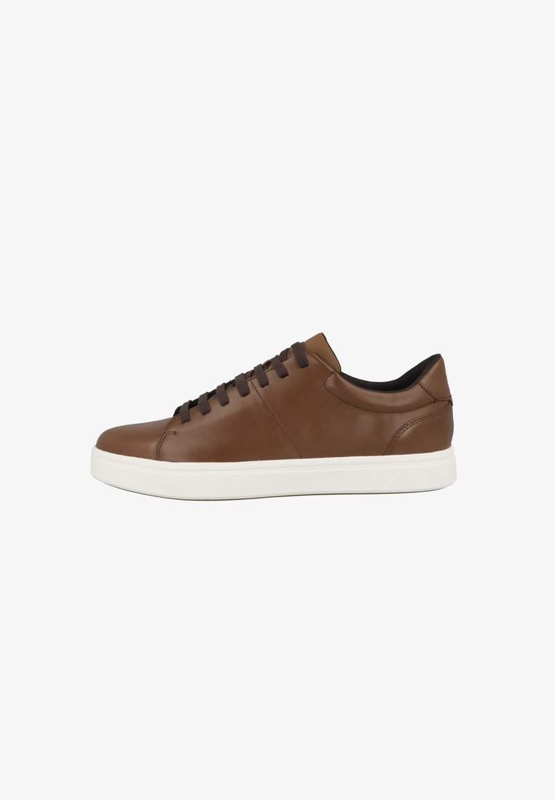 Bruine leren sneaker met een gladde afwerking, contrasterende witte rubberen zool en donkerbruine veters. Minimalistisch ontwerp met een lage profiel.