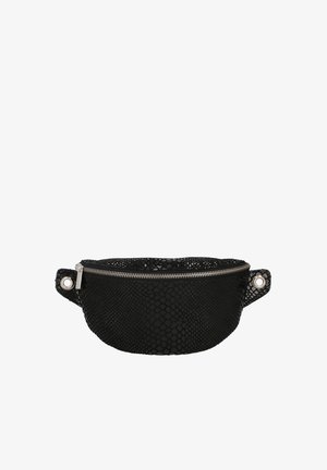 Marsupio nero in finta pelle di serpente con zip argentata e occhielli metallici su entrambi i lati su sfondo bianco.