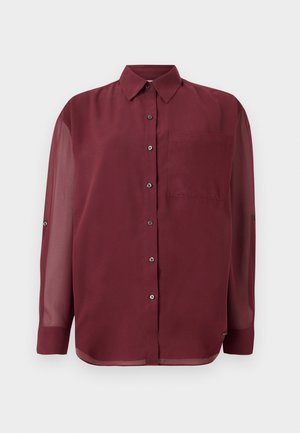 Bordowa koszula z guzikami, z wyraźnym kołnierzykiem, długimi przezroczystymi rękawami, kieszonką na piersi oraz srebrnymi guzikami. Gładka faktura tkaniny.