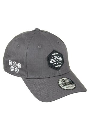 Graue Baseballmütze mit strukturiertem Oberteil, gebogenem Schirm und verstellbarem Riemen. Mit einem schwarzen hexagonalen Logopatch und gestickten Akzenten.