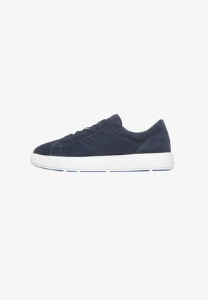 Sneaker in suede blu navy con suola in gomma bianca, punta rotonda e dettagli perforati sui lati. Design con lacci, stile minimalista.