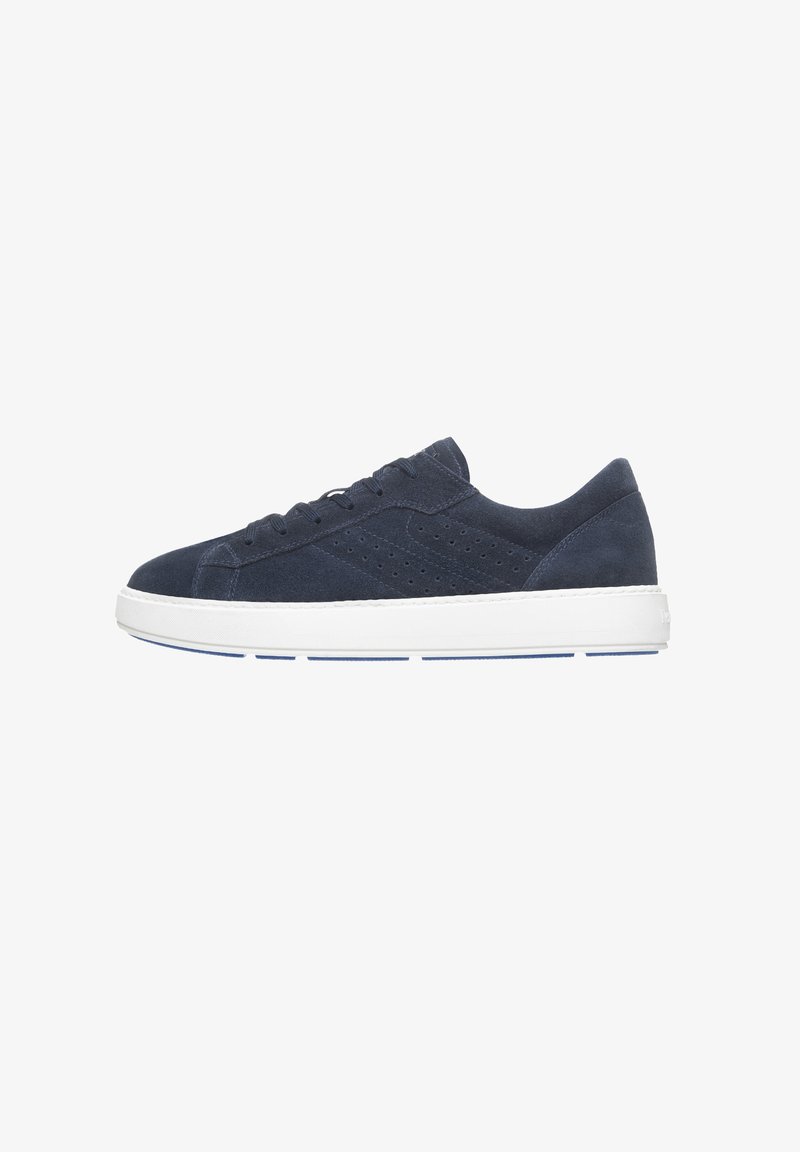 Sneaker in suede blu navy con suola in gomma bianca, punta rotonda e dettagli perforati sui lati. Design con lacci, stile minimalista.