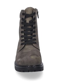 Botines de ante gris con cordones negros, que cuentan con una suela de goma negra y un detalle de cremallera en el costado para facilitar su uso.