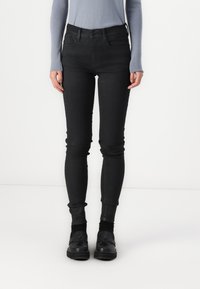 Mustat farkut slim fit -mallissa, valmistettu joustavasta denimistä. Sisältää viisi taskua ja tavanomaisen nappi- ja vetoketjusulun. Silkkinen pinta.