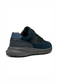 Sneakers realizzati in suede blu scuro e materiale sintetico nero, con suola texturizzata, colletto imbottito e design con lacci.