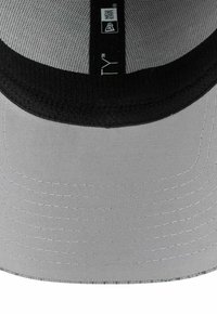 Grau-black Stoffkappe mit Schirm, sichtbaren Nähten und einem schwarzen New Era TY™-Markenschild innen.