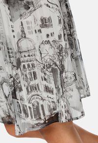Leichte Kleid aus durchsichtiger Stoff mit einem monochromen Skizzenmuster architektonischer Designs, mit fließender Form und einem Saum, der bis zur Mitte der Wade reicht.