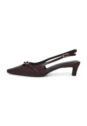 Scarpa slingback in pelle marrone scuro con punta affilata, tacco basso kitten e piccolo dettaglio con fibbia dorata sulle cinghie laterali.