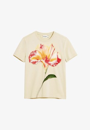 Tricou din bumbac crem cu un design floral mare în galben și roșu, cu frunze verzi, mâneci scurte și decolteu rotund.