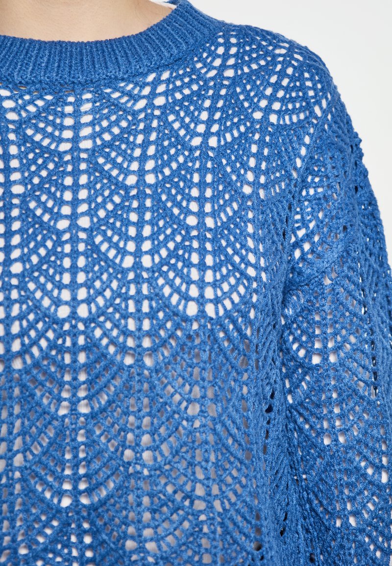 Blauer Strickpullover mit einem lockeren, offenen Strickmuster. Verfügt über einen gerippelten Halsausschnitt und lange Ärmel, mit einer leichten Textur.