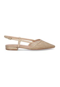 Bailarinas beige tipo slingback con punta afilada, hechas de material trenzado. Cuentan con un tacón plano y una correa en el tobillo ajustable para un ajuste seguro.