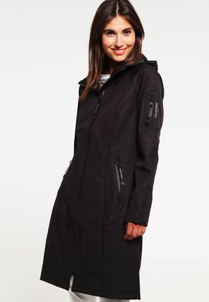 Giacca lunga nera impermeabile con zip frontale, tasche laterali e tessuto texture, dal design aderente.
