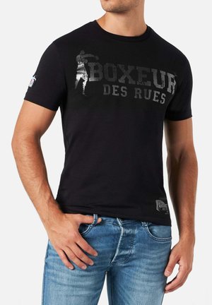 T-shirt in cotone nero con una stampa grafica con il testo "BOXEUR DES RUES", maniche corte e un piccolo logo sulla manica sinistra.