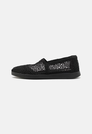 Chaussure noire en crochet à enfiler avec un dessus en tissage ouvert texturé. Caractérisée par une semelle en caoutchouc à profil bas et des accents élastiques pour un enfilage facile.