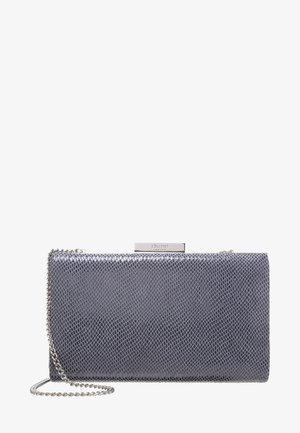 Pochette en cuir texturé gris avec une bandoulière en chaîne argentée. Présente une forme rectangulaire et une fermeture à clapet métallique en haut.