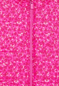 Padded Jacke in leuchtendem Pink mit floralem Muster in dunklerem Pink und Weiß. Verfügt über einen zentralen Reißverschluss und eine Kapuze. Glatte, glänzende Textur.