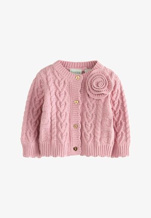 Różowy sweter z dzianiny o splocie w warkocze, z okrągłym dekoltem, pięcioma złotymi guzikami w kształcie serca oraz akcentem w postaci różyczki na ramieniu.