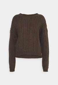 Ciemnobrązowy sweter dziergany o prążkowanej fakturze, z okrągłym dekoltem, opuszczonymi ramionami i krótkiym dołem.