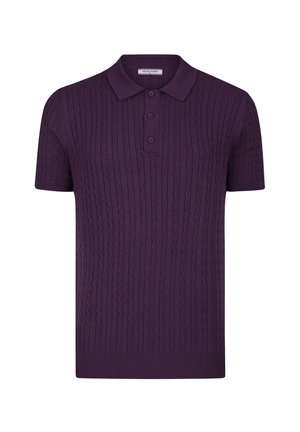 Lila gestricktes Poloshirt mit einem strukturierten Zopfmuster, einer Dreiknopfleiste und kurzen Ärmeln. Der Stoff hat eine glatte, weiche Oberfläche.