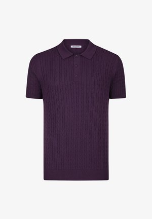 Lila gestricktes Poloshirt mit einem strukturierten Zopfmuster, einer Dreiknopfleiste und kurzen Ärmeln. Der Stoff hat eine glatte, weiche Oberfläche.