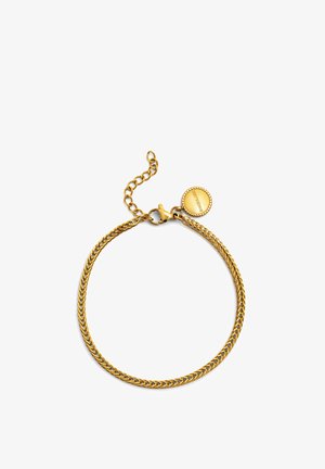 Bracelet doré avec un design de chaîne tressée, doté d'un fermoir en homard et d'un charme rond avec une bordure texturée.