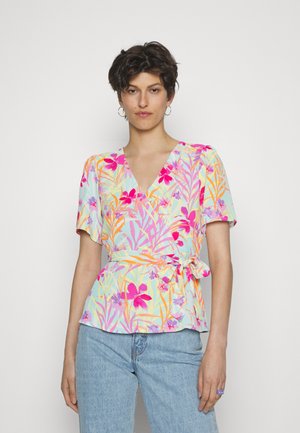 Blusa floral multicolor com mangas curtas, decote em V e cintura amarrada. Apresenta flores rosas, laranjas e amarelas sobre um fundo azul claro.