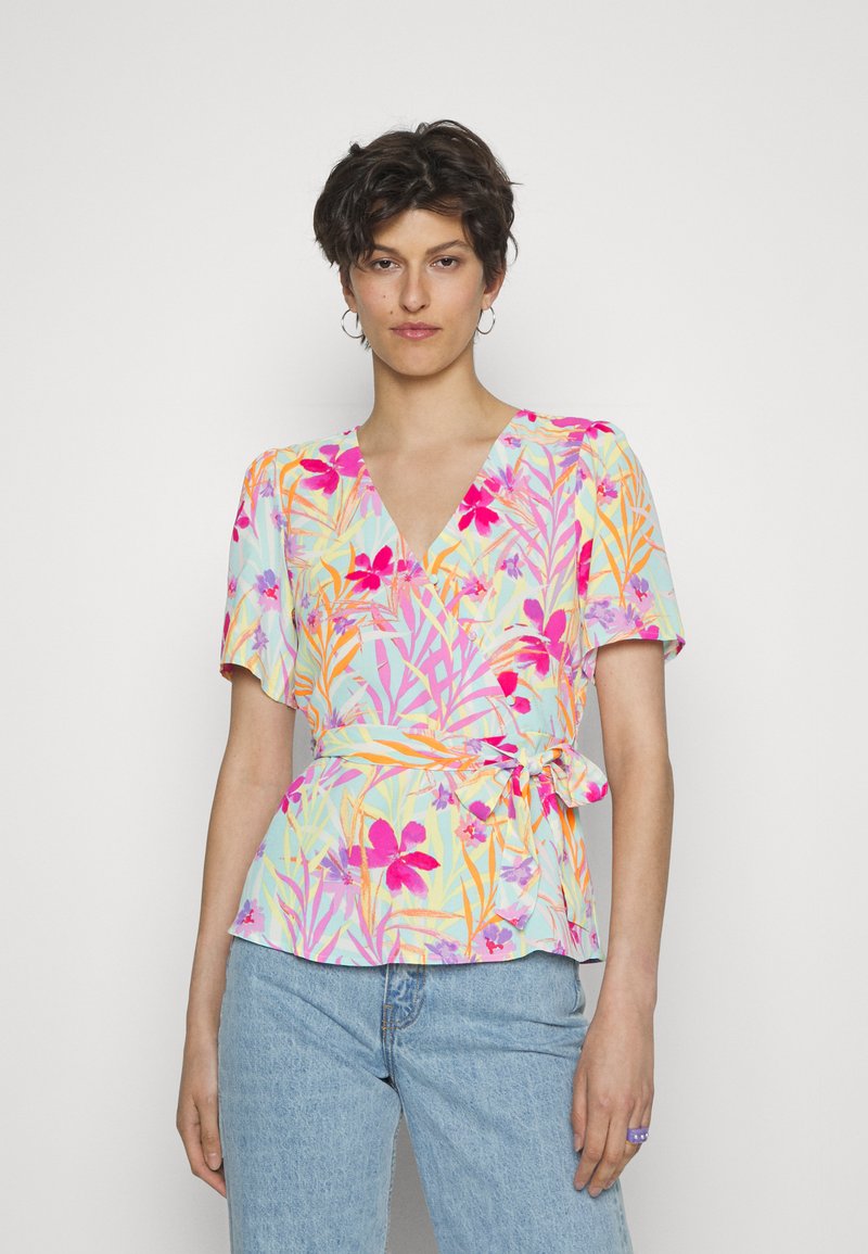 Blusa floral multicolor com mangas curtas, decote em V e cintura amarrada. Apresenta flores rosas, laranjas e amarelas sobre um fundo azul claro.