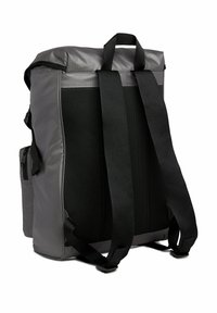 Zaino di tessuto grigio con pannello posteriore in rete nera, spallacci imbottiti, maniglia superiore e tasca laterale. Presenta una forma strutturata e rettangolare.