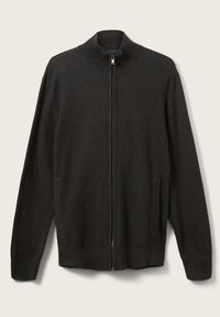 Černý svetr na zip s vysokým límcem, ribkovanou texturou a postranními kapsami. Má dlouhé rukávy a rovný lem.