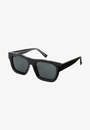 Lunettes de soleil noires avec verres teintés. Monture en plastique audacieuse, branches larges, et finition brillante. Design angulaire avec des angles vifs.
