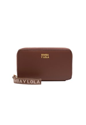 Billetera rectangular marrón con cremallera y logotipo dorado de "Bimba y Lola", junto con una correa de muñeca a juego con texto de la marca.