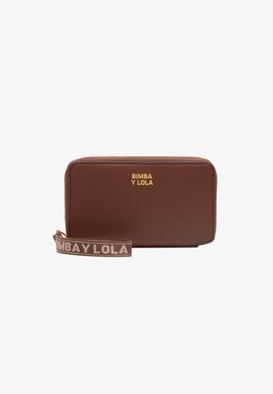 Billetera rectangular marrón con cremallera y logotipo dorado de "Bimba y Lola", junto con una correa de muñeca a juego con texto de la marca.