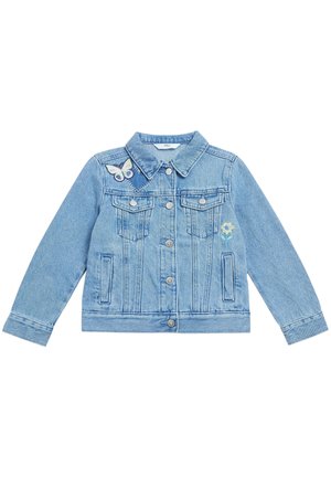 Chaqueta de mezclilla azul claro con cuello clásico, cierre frontal con botones, dos bolsillos en el pecho y detalles bordados de mariposas y flores.
