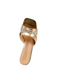 Sandale slide dorée à bout ouvert carré, avec une lanière décorative ornée de strass et une semelle intérieure beige rembourrée indiquant la taille 39.